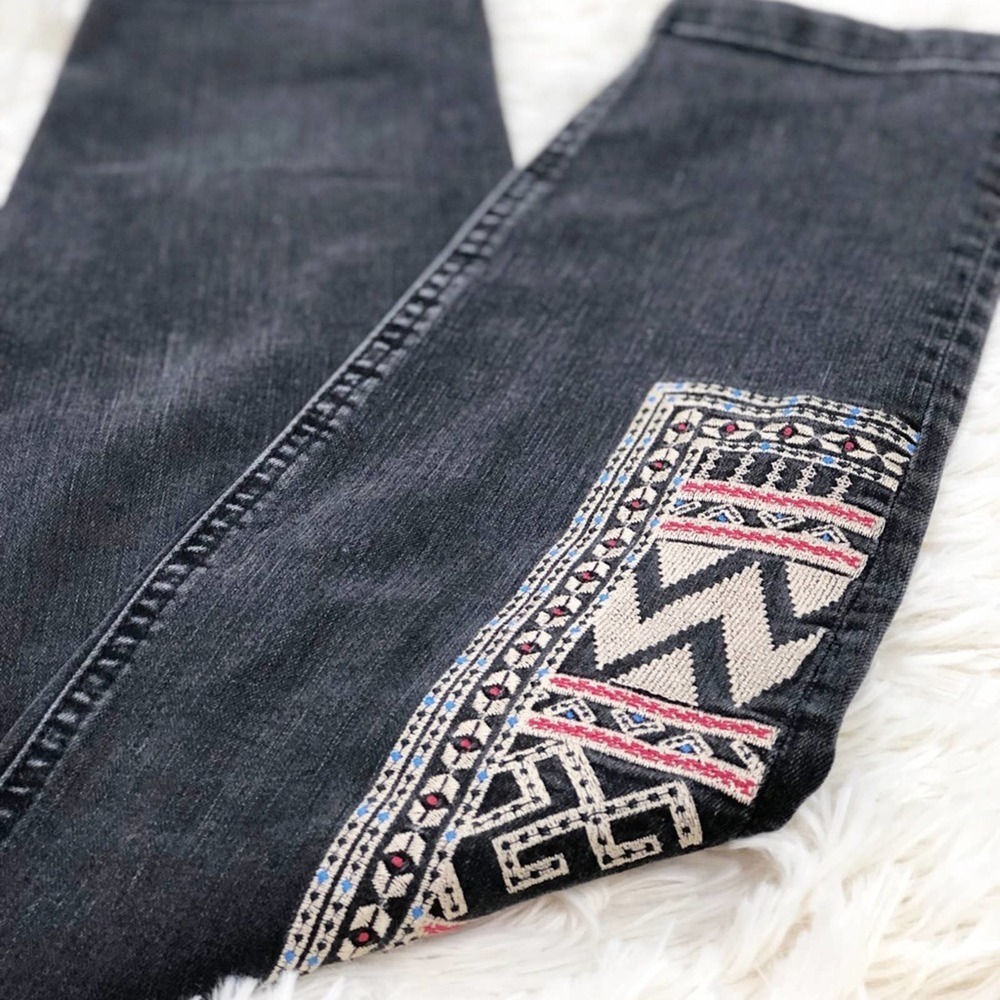BDG Mid Rise Twig Ankle Skinny Jeans Embroidered Black Denim 29W 29L - Picture 13 of 16